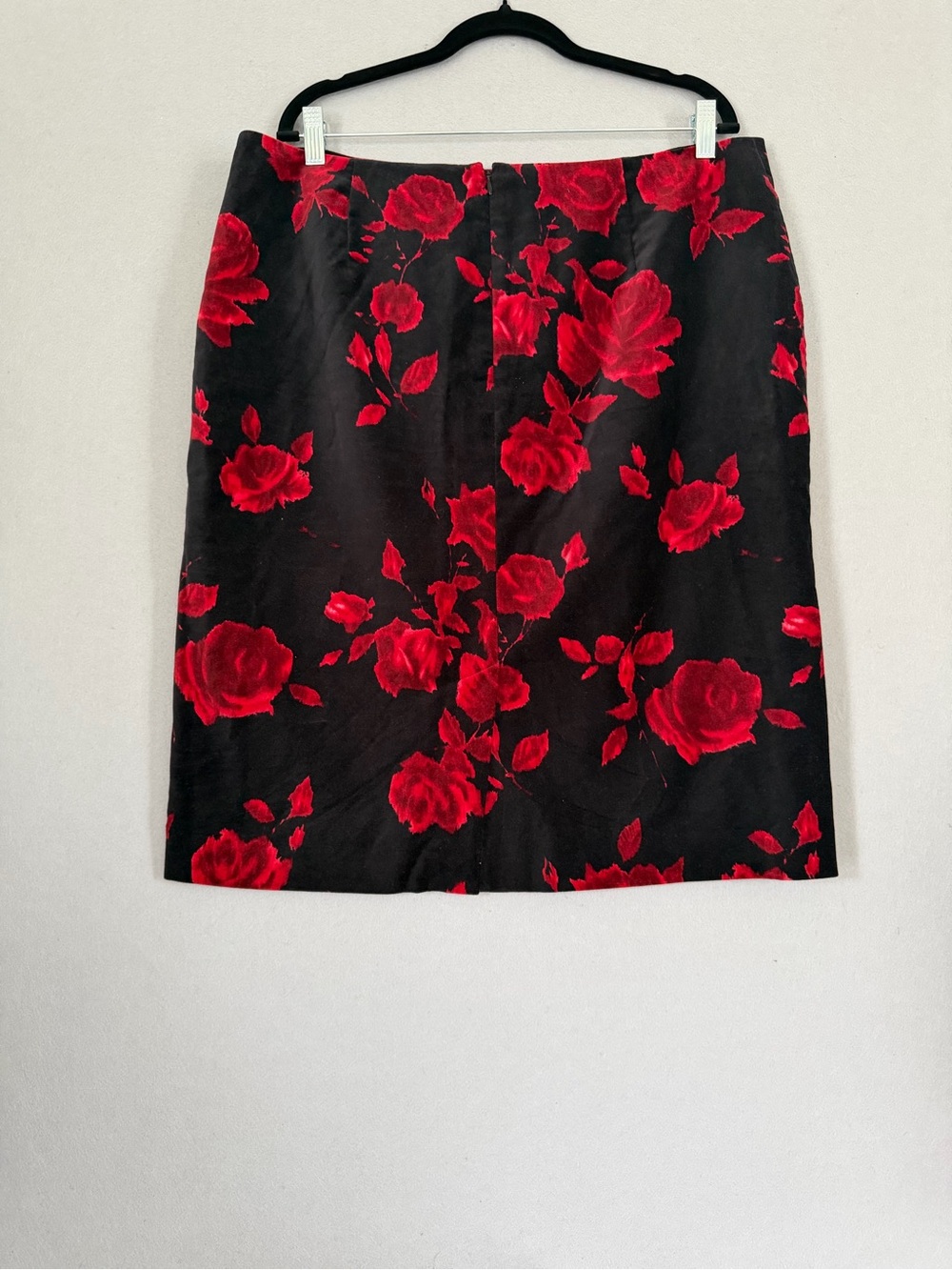 Talbots Red Rose Black Velveteen Pencil Skirt Size 16 Dark Romantic - Picture 3 of 12